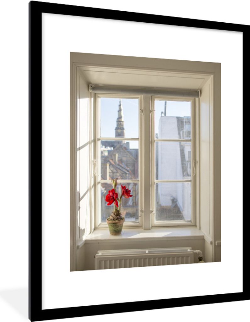 MuchoWow MuchoWow Gerahmtes Poster Blick auf die Stadt mit einer Amaryllis auf der Fensterbank 60x80 cm - Poster mit zchwarzem Bilderrahmen - W...
