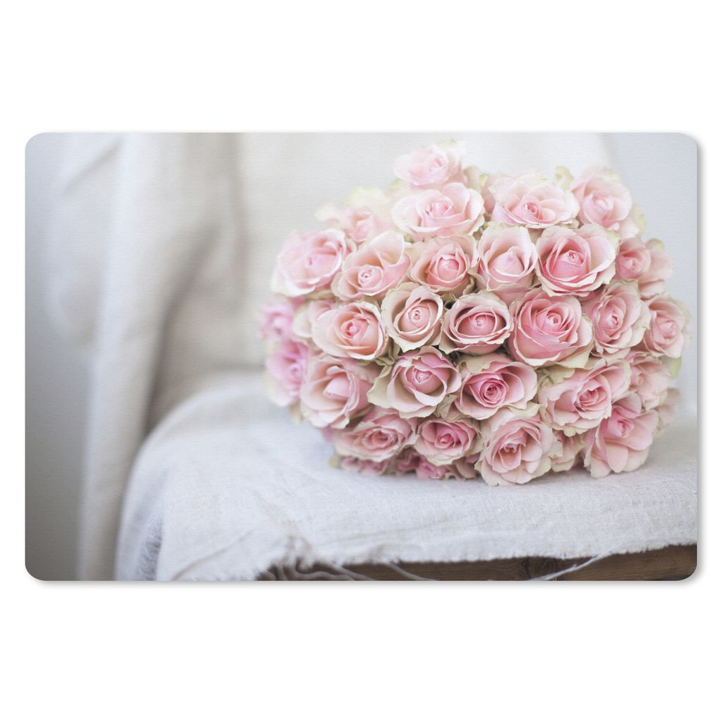 MuchoWow Schreibtischunterlage Dieser Rosenstrauß liegt auf einer Bank mit einem weißen Tuch 60x40 cm - XXL Mauspad - Großes Mauspad