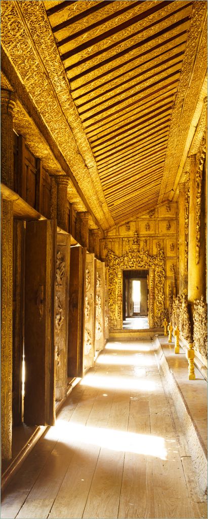 Wallario selbstklebendes Poster - Buddhistischer Tempel aus Holz - Mandaley, Größe: 80 x 200 cm