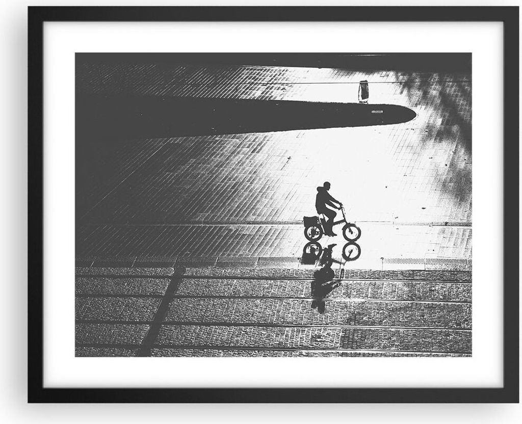Gerahmtes Poster - Schwarzer Rahmen - Schwarzweiß Radfahrer Einsamkeit - 50x40 cm - Wand Bild - Wanddeko - Wandbilder - Kunstposter - Wandposter -...