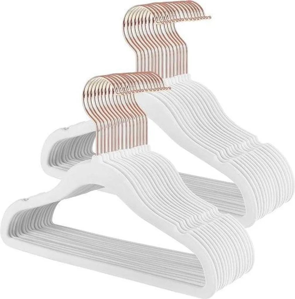 Aménager dressing bébé avec 50 cintres antidérapants blancs veloutés