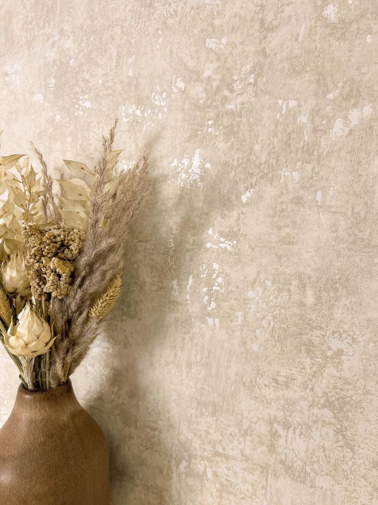 NEWROOM Tapete Beige Vliestapete Beton - Betonoptik Modern Creme Zement Metallic Betonwand Industrial Glanztapete