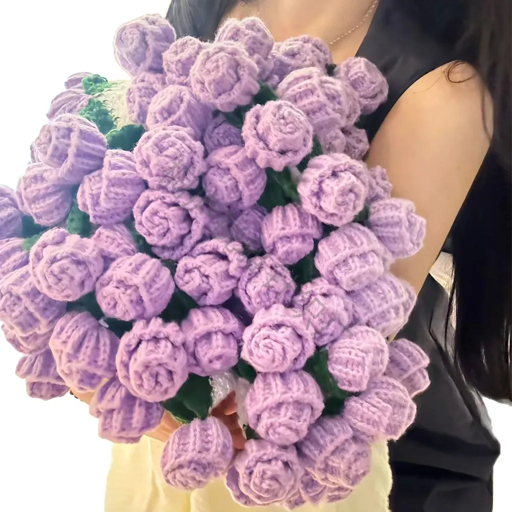 Jeté de canapé design bouquet de roses violettes 80cm en polaire douce