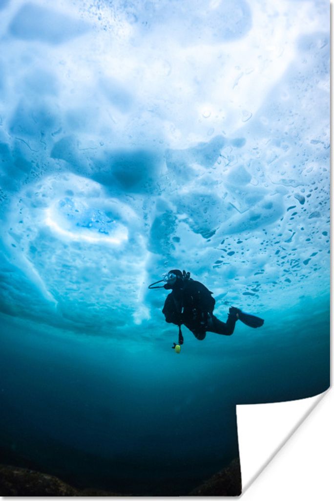 MuchoWow Poster Ein Taucher unter der eisigen Meeresoberfläche in Hokkaido 60x90 cm - Wanddekoration
