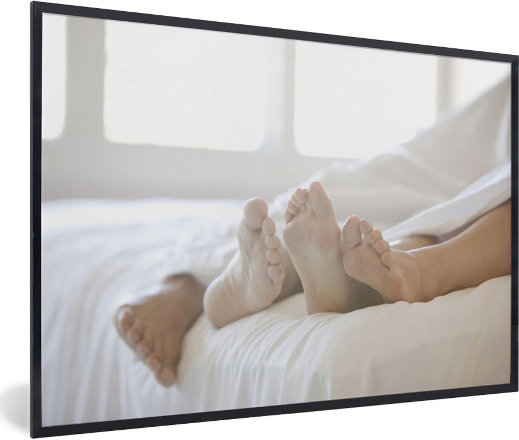 MuchoWow Gerahmtes Poster Vier Füße in einem Bett 60x40 cm - Poster mit Schwarzem Bilderrahmen Wandposter Rahmen Foto Bilder - Printing - Wandd...