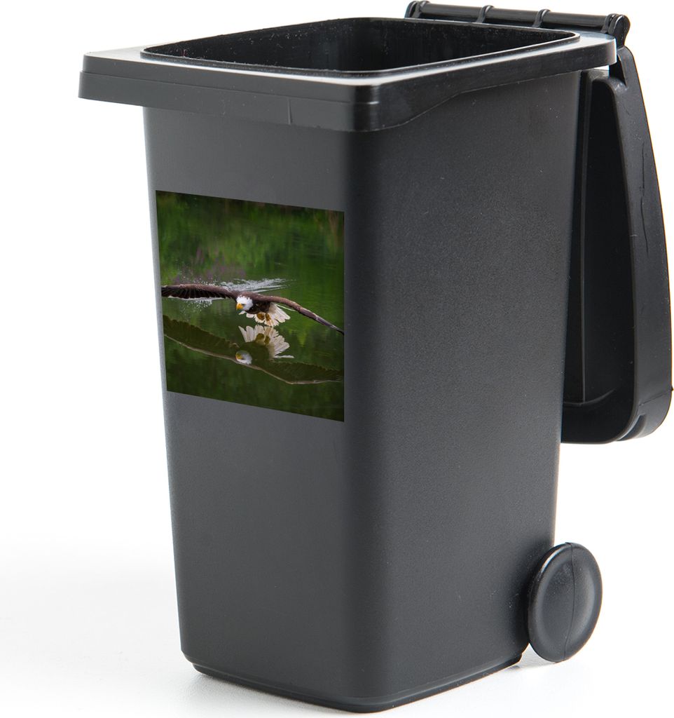 MuchoWow Mülltonnenaufkleber Ein Weißkopfseeadler fliegt sehr niedrig über dem Wasser 40x40 cm - Abfall-Aufkleber - Container - für Abfallcon...