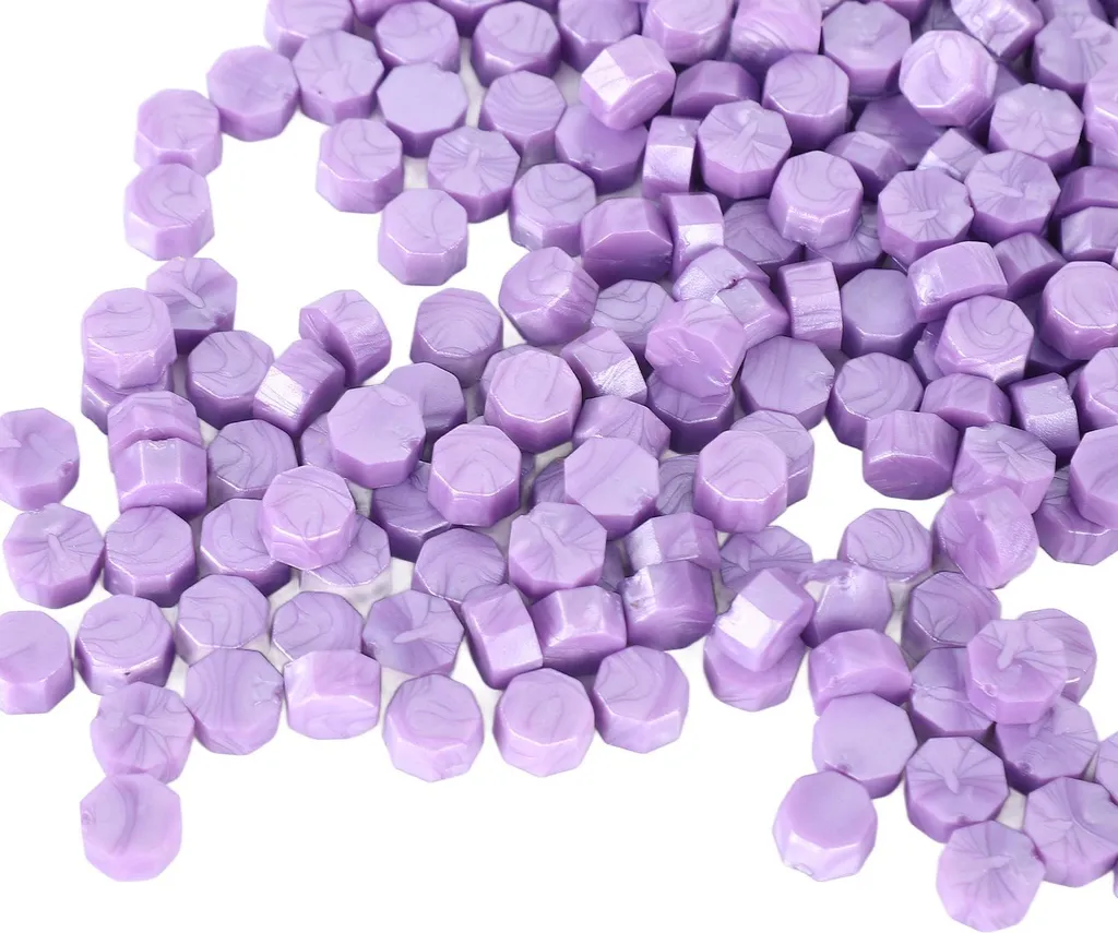 Sceller des enveloppes avec les perles de cire violettes pour invitations - 5