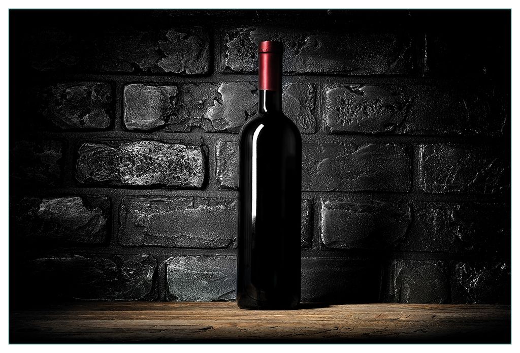 Wallario Küchenrückwand aus Glas, Größe: 90 x 60 cm, Motiv: Rotwein-Flasche am Abend | Spritzschutz | abwischbar | pflegeleicht | in