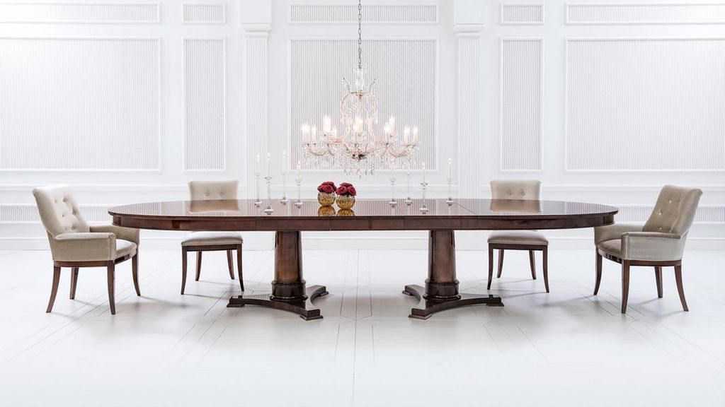 Elegantes Esszimmer-Set aus Tisch und 4 Stühlen mit Holzoberfläche