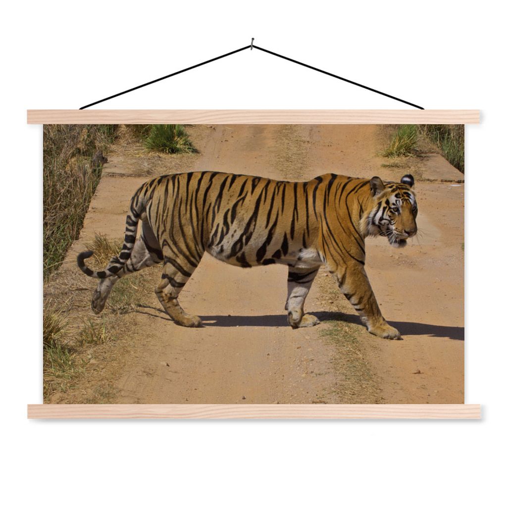 MuchoWow Textilposter Tiger - Auswärts - Laufen 60x40 cm mit holzfarbenen Rahmen - Bilder