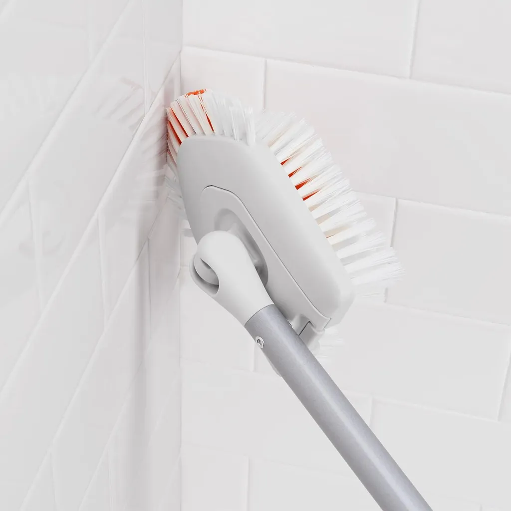 Brosse extensible Good Grips pour baignoire et carrelage rouge - 105 cm