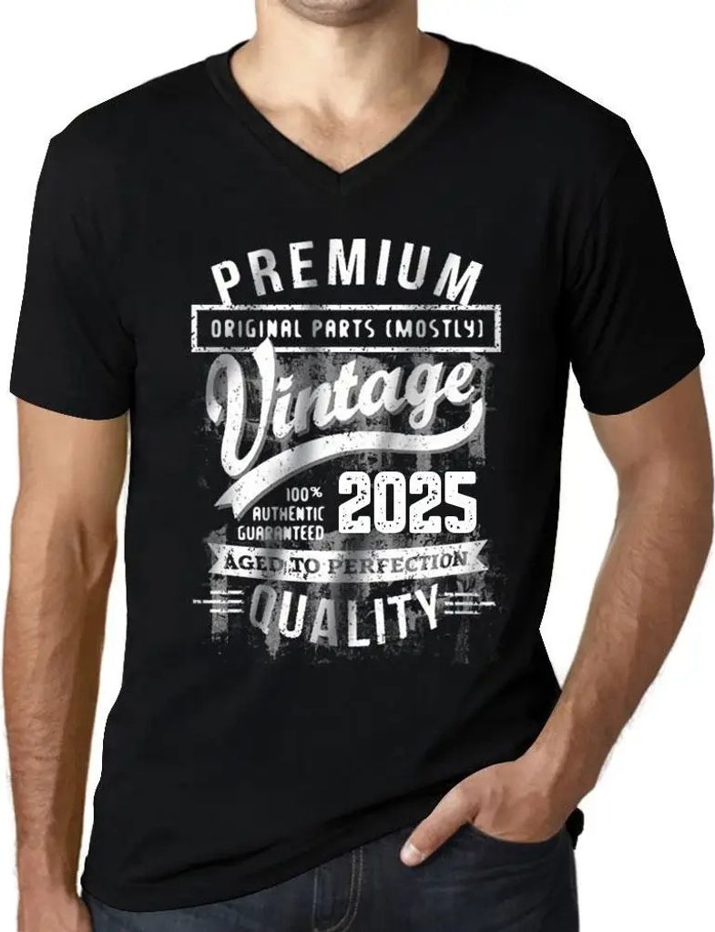 Herren Grafik T-Shirt V-Ausschnitt Originalteile (größtenteils) bis zur Perfektion gealtert 2025 – Original Parts (Mostly) Aged to Perfection 2025