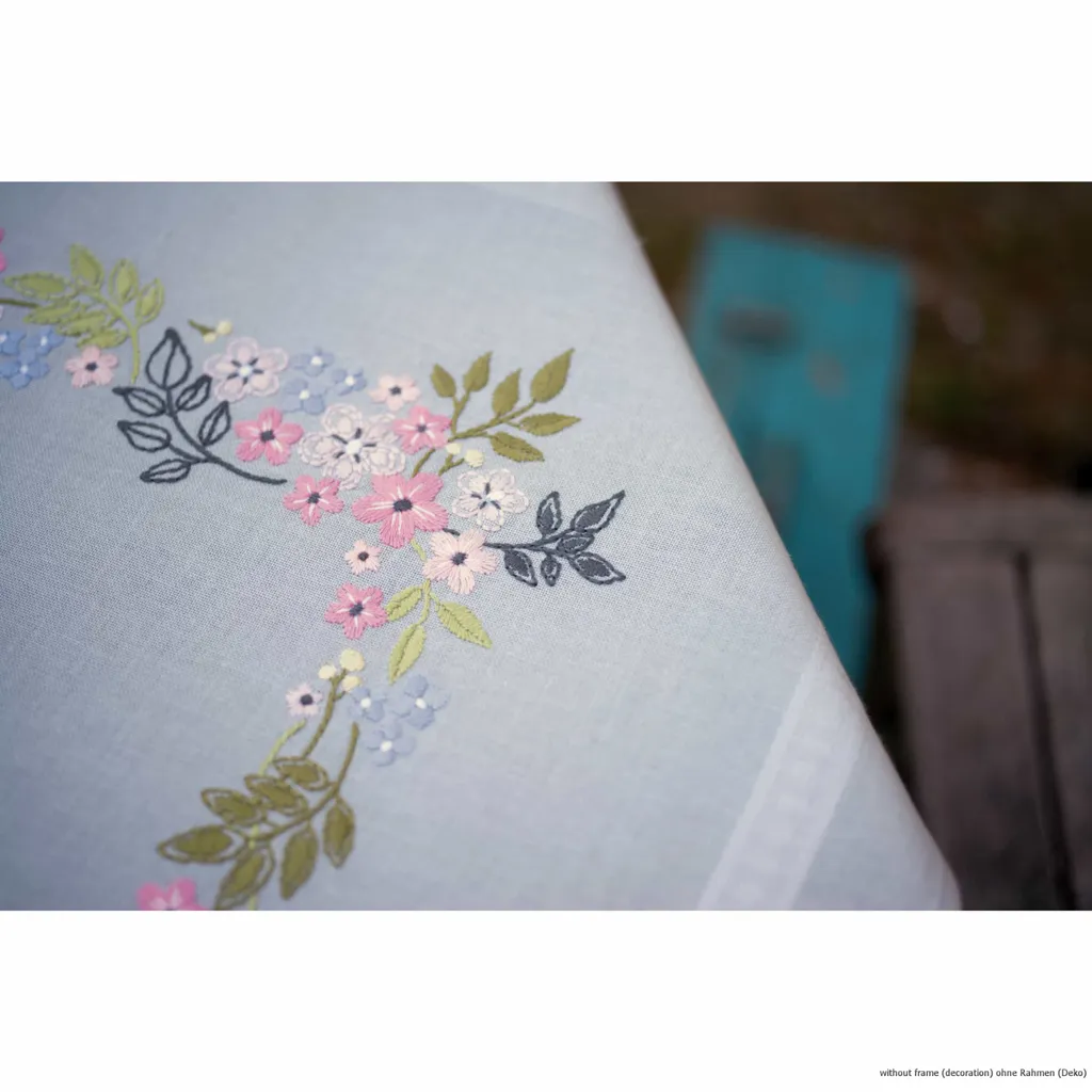 Nappe à Broder Points Plats Fleurs et Feuilles - Kit Complet Vervaco