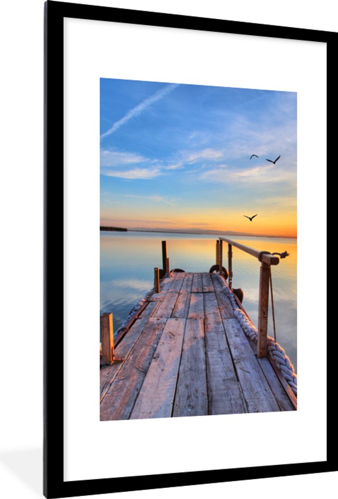 MuchoWow Gerahmtes Poster Wasser - Steg - Vögel - Sonnenuntergang - Horizont 60x90 cm - Poster mit Schwarzem Bilderrahmen Wandposter Rahmen Foto...