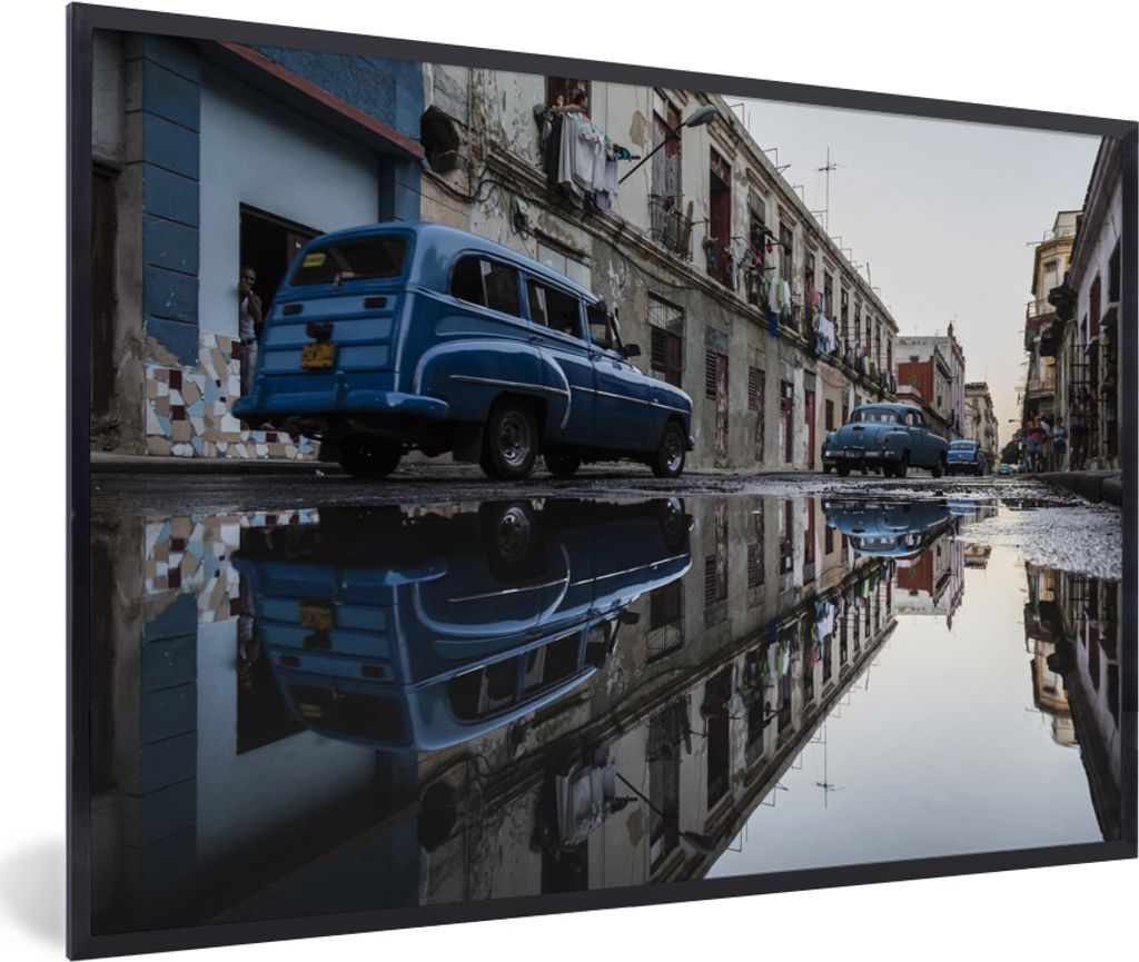 MuchoWow MuchoWow Gerahmtes Poster Oldtimer, die sich in Pfützen auf einer Straße in Kuba spiegeln 60x40 cm - Poster mit zchwarzem Bilderrahm...