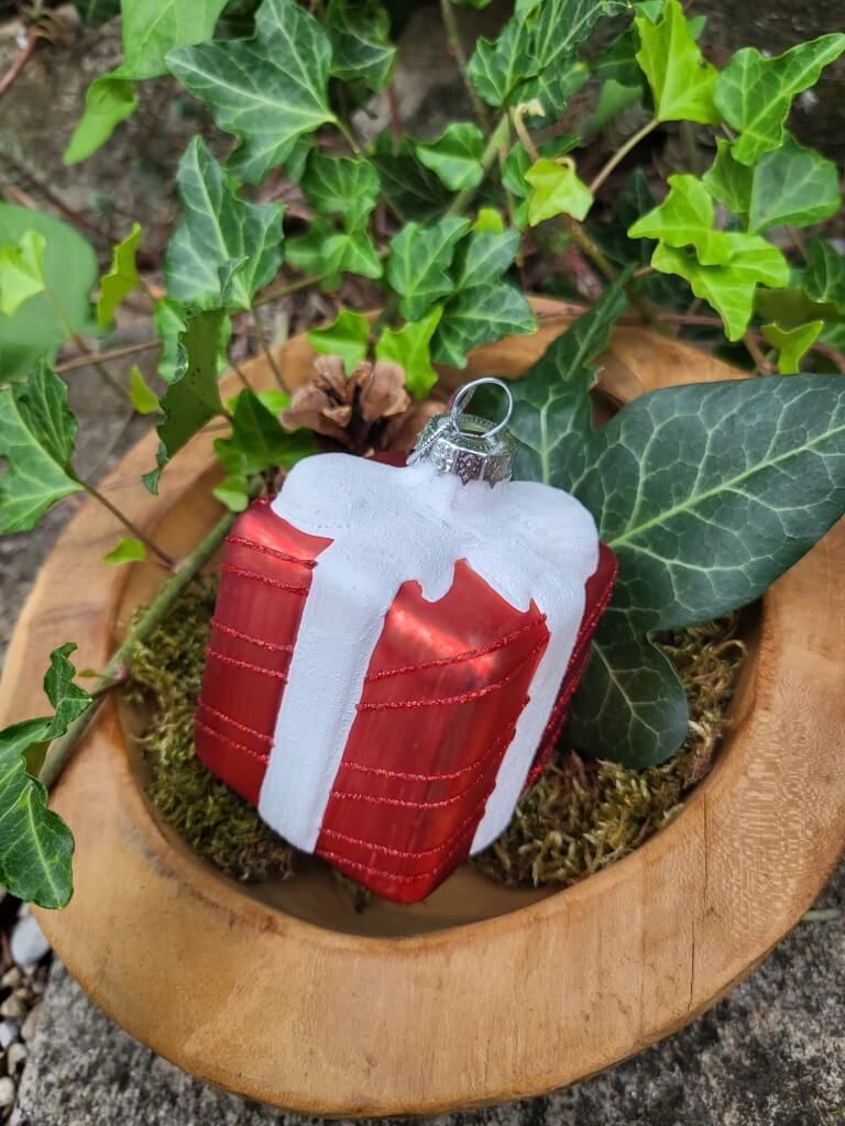 Christbaumkugel Geschenk rot gestreift, weiße Schleife