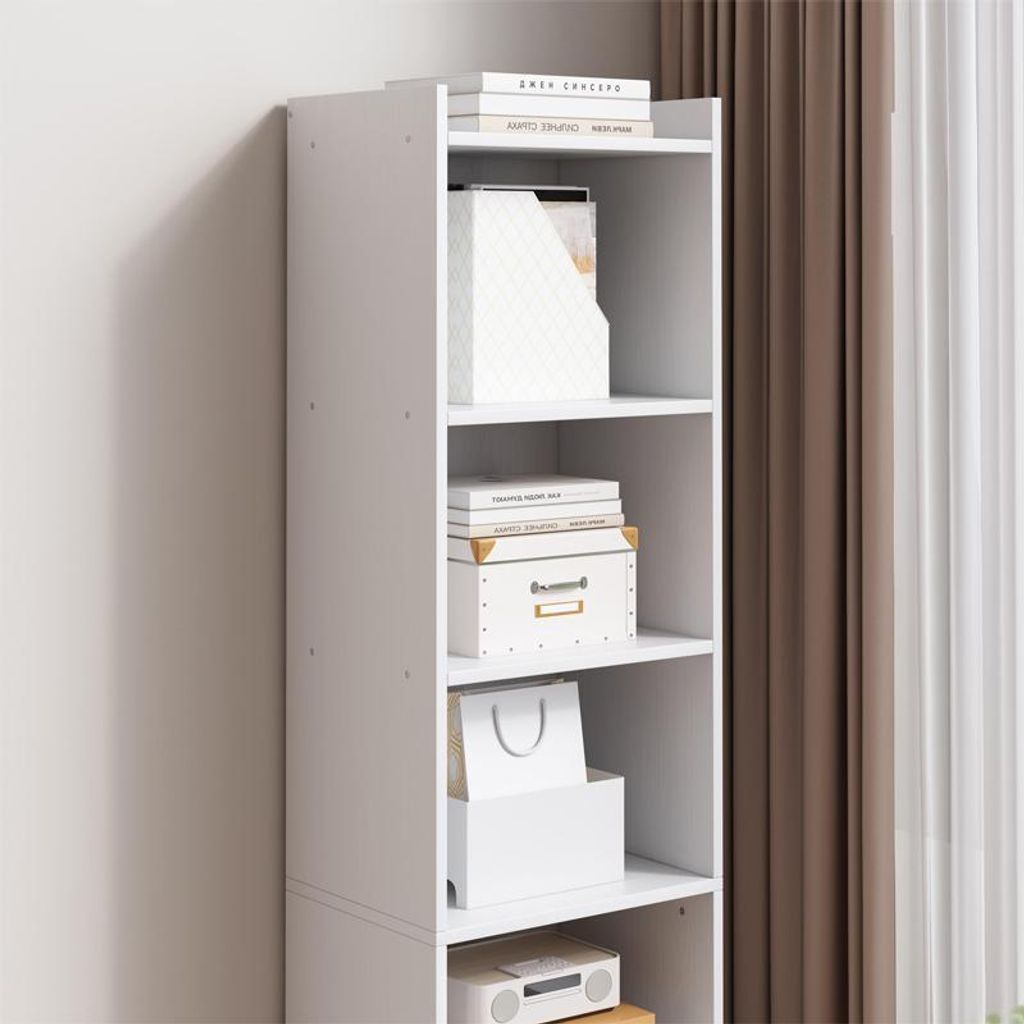Hohes, weißes Standregal im skandinavischen Design –