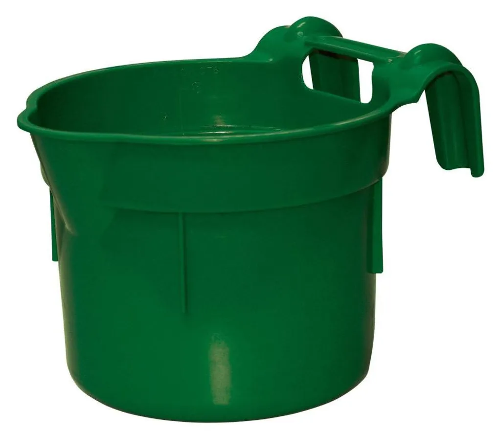 Mangeoire 8L résistante aux UV Kerbl HangOn verte avec fixations au dos