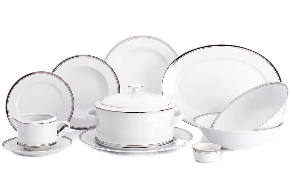 Service de table chic pour repas de fête et grands dîners