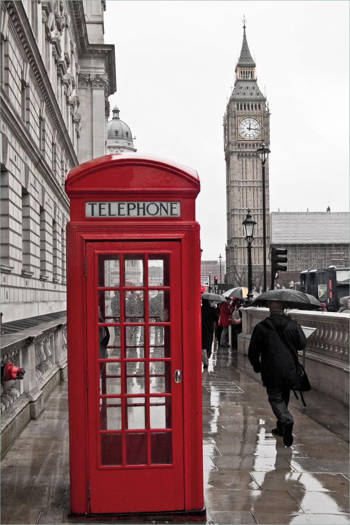 Wallario selbstklebendes Poster - Rote Telefonzelle in London England mit Big Ben, Größe: 61 x 91,50 cm