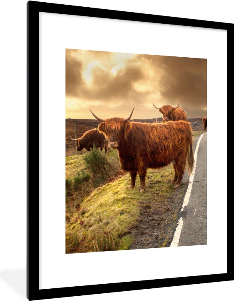 MuchoWow Gerahmtes Poster Schottische Highlanders - Himmel - Straße 60x80 cm - Poster mit Schwarzem Bilderrahmen Wandposter Rahmen Foto Bilder -...