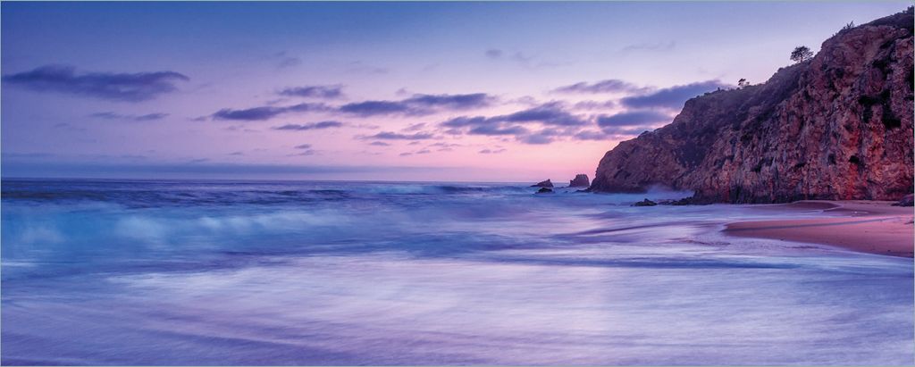Wallario selbstklebendes Poster - Kalifornischer Strand am Abend mit Felsenküste, Größe: 50 x 125 cm