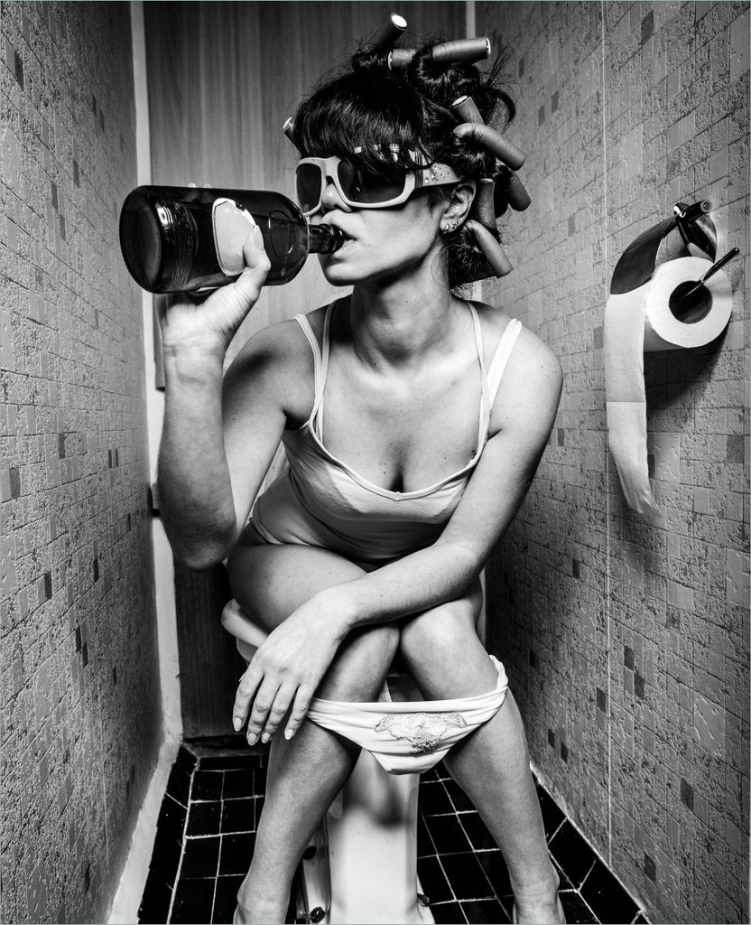 Wallario Magnet für Kühlschrank / Geschirrspüler, magnetisch haftende Folie - 60 x 80 cm, Motiv: Kloparty - Sexy Frau auf Toilette mit Weinflasche