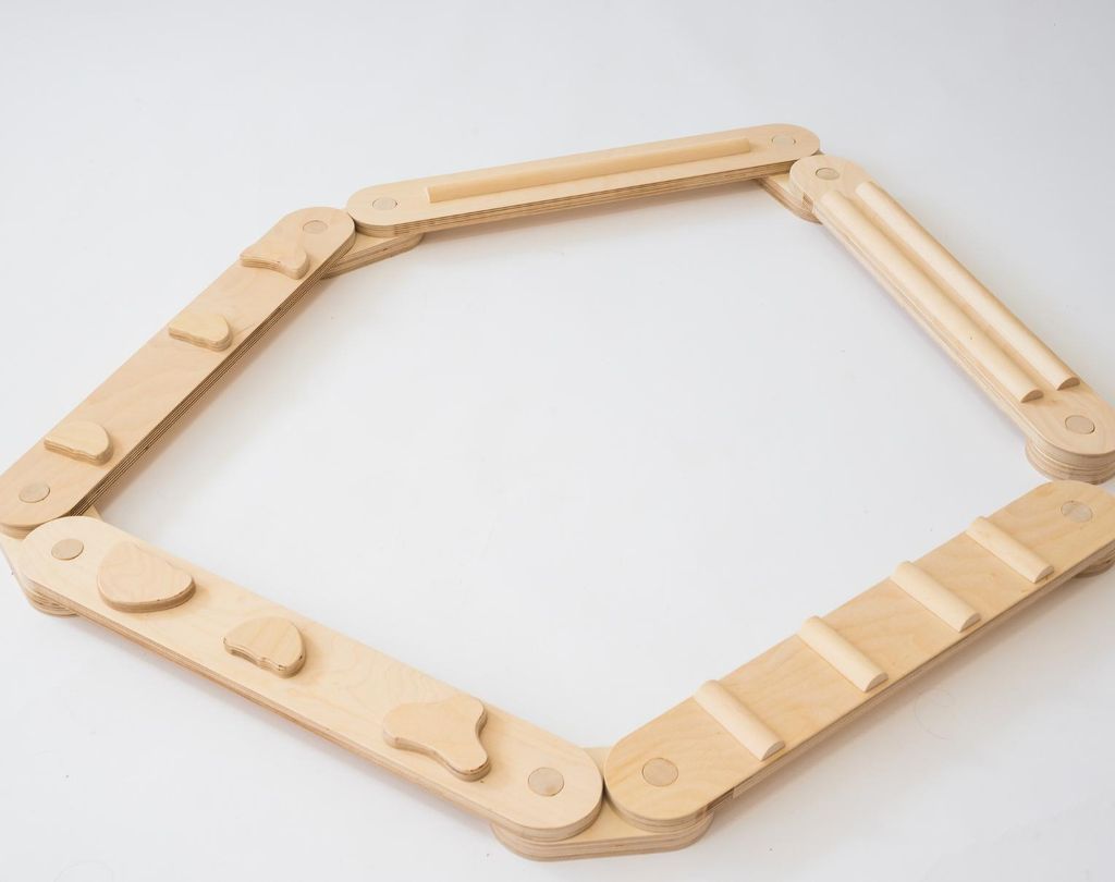 Balancebalken aus Naturholz – Balancierpfad mit sensorischen Elementen – 11-teilig – beidseitig glatt und strukturiert