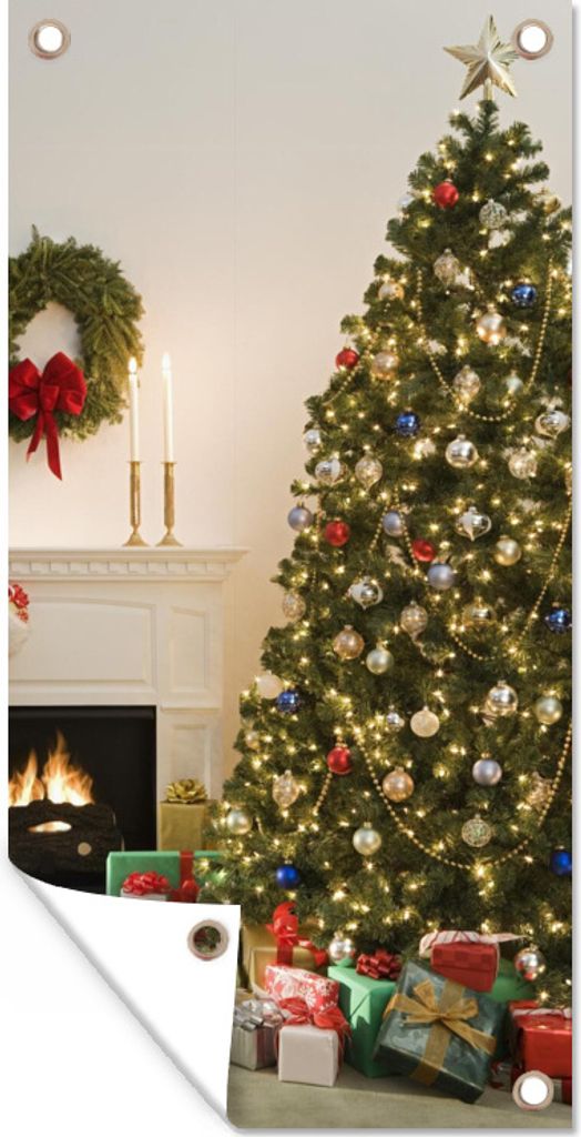 MuchoWow 40x80 cm Outdoor-Poster Gartendeko Sichtschutz Garten Poster für den Garten Ein Weihnachtsbaum mit Geschenken neben einem Kamin