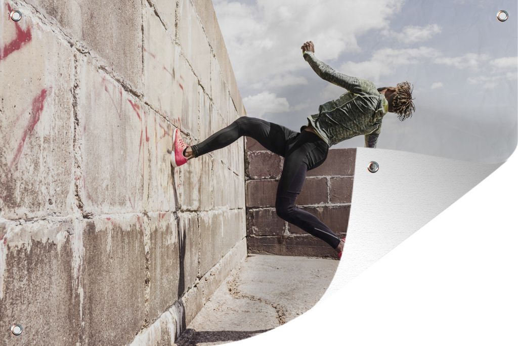 MuchoWow 120x80 cm Outdoor-Poster Gartendeko Sichtschutz Garten Poster für den Garten Ein junger Mann beim Parkour