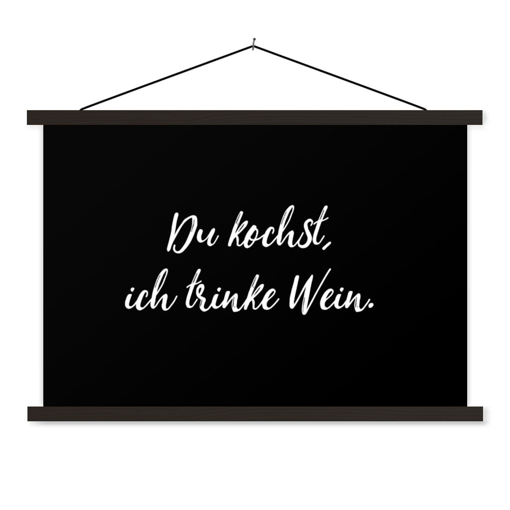 MuchoWow Textilposter Du kochst, ich trinke Wein - Sprichwörter - Wein - Zitate 60x40 cm mit schwarzem Rahmen - Hölzernes