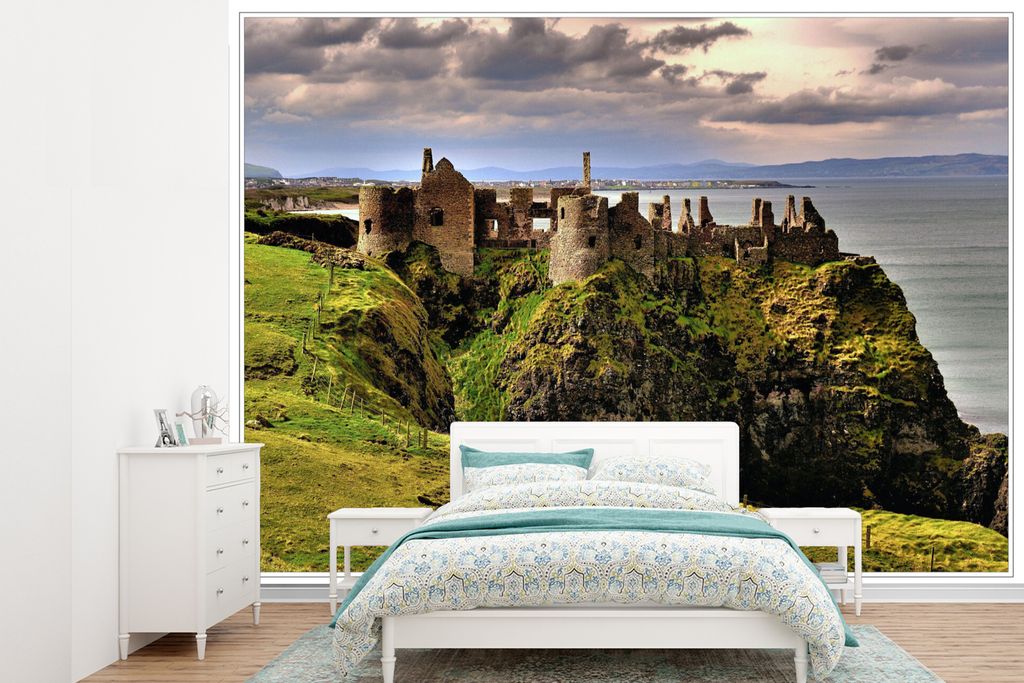 MuchoWow Fototapete für Wohnzimmer oder Schlafzimmer Wandtapete Vinyl Motivtapete Burgruinen an der irischen Küste - 330x240 cm - Vinyltapete