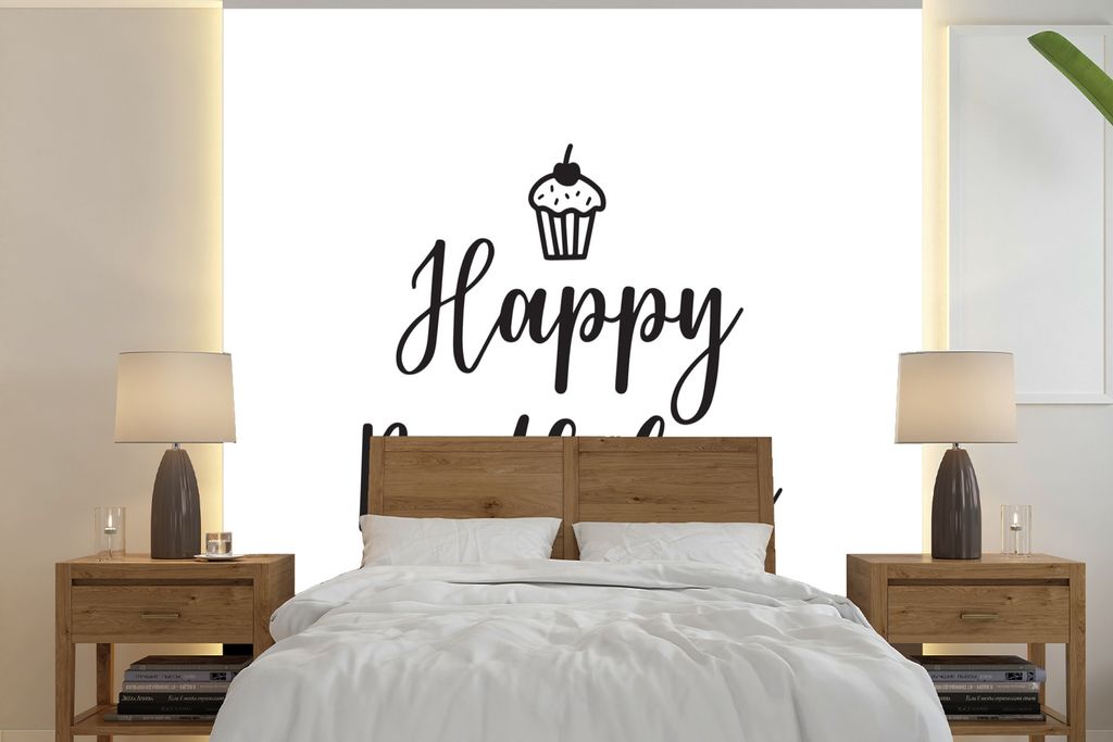 MuchoWow Fototapete für Wohnzimmer oder Schlafzimmer Wandtapete Vinyl Motivtapete Cupcake mit dem Zitat "Happy Birthday" auf einem weißen Hinte...