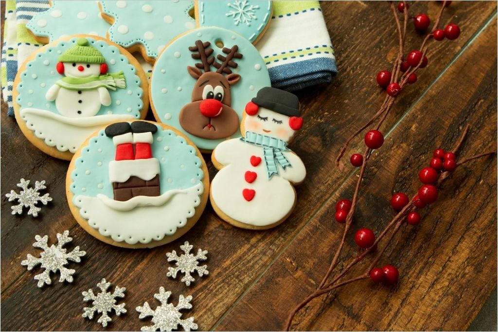 Wallario Poster - Weihnachten in der Küche - Plätzchen auf einem Holztisch, Kunstdruck Größe: 61 x 91,50 cm