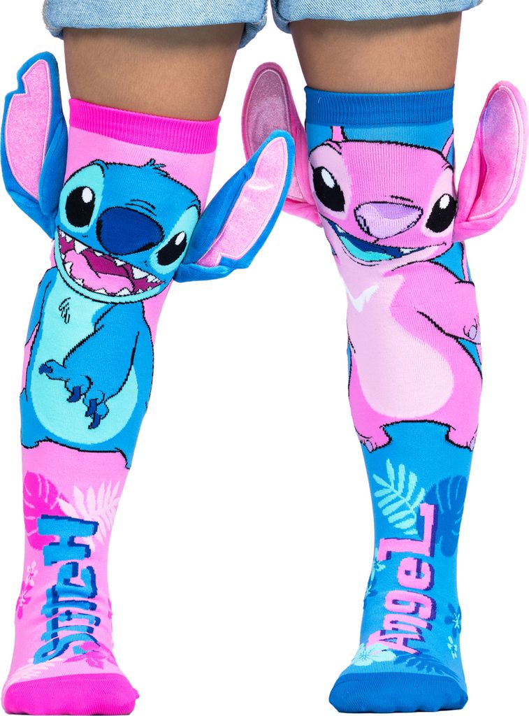 Kind trägt bunte Stitch-&-Angel-Socken in Pink und Blau, jeweils mit großen 3D-Ohren an den Seiten.