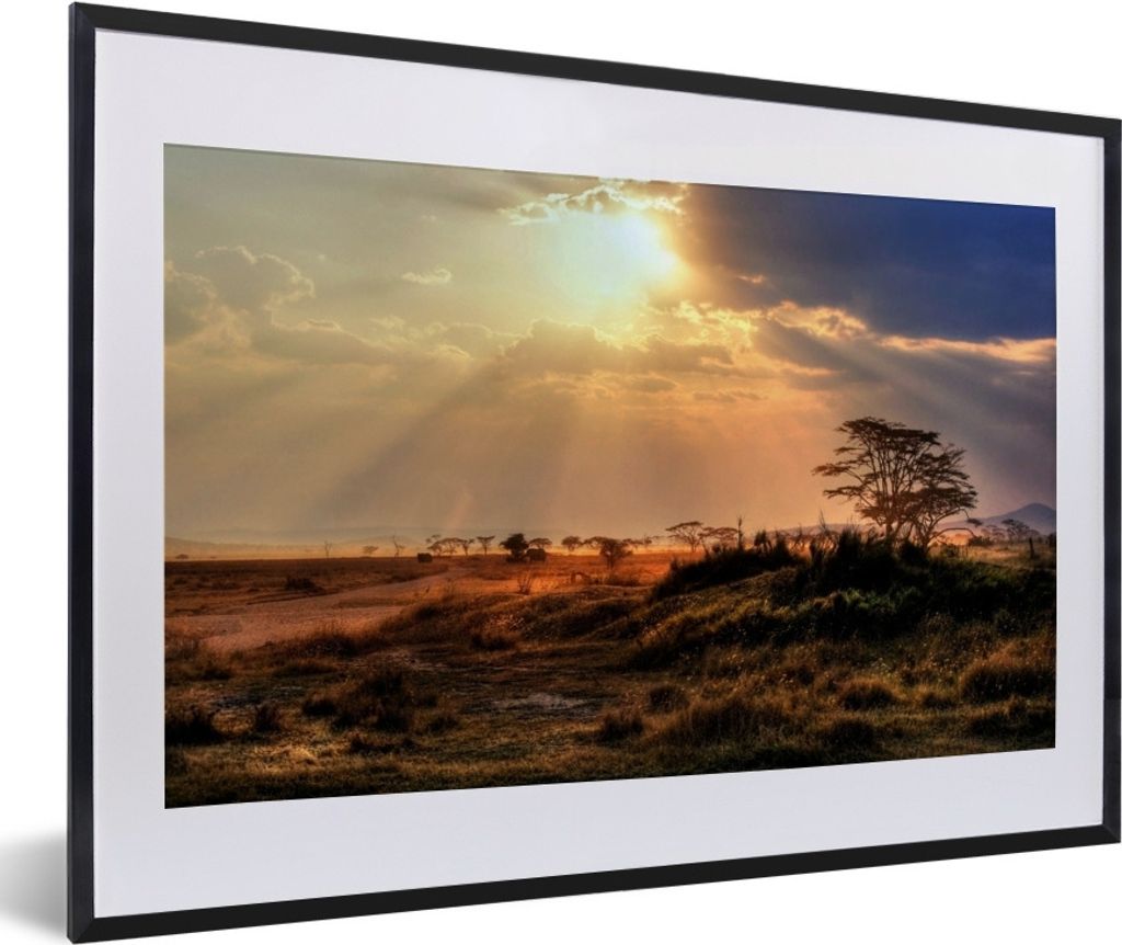 MuchoWow Gerahmtes Poster Schöne Sonnenstrahlen scheinen durch die Wolken im Serengeti-Nationalpark 60x40 cm - Poster mit Schwarzem Bilderrahmen...