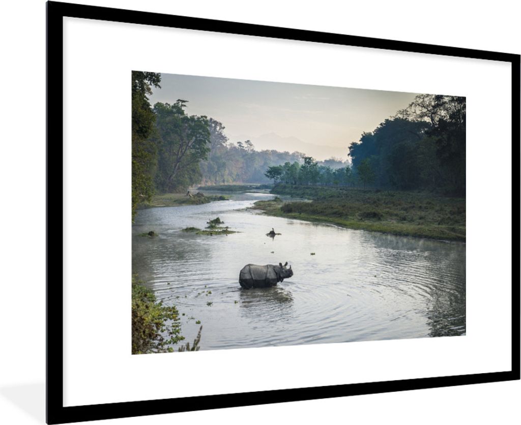 MuchoWow Gerahmtes Poster Nashorn beim Überqueren des Flusses im Chitwan-Nationalpark, Nepal 90x60 cm - Poster mit Schwarzem Bilderrahmen Wandpo...