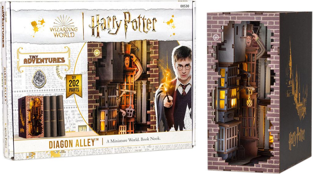 The image shows the packaging of a Harry Potter Diagon Alley miniature world building kit, with a depiction of the product and Harry Potter himself on the front. A separate image on the right shows a more detailed view of the assembled miniature world.