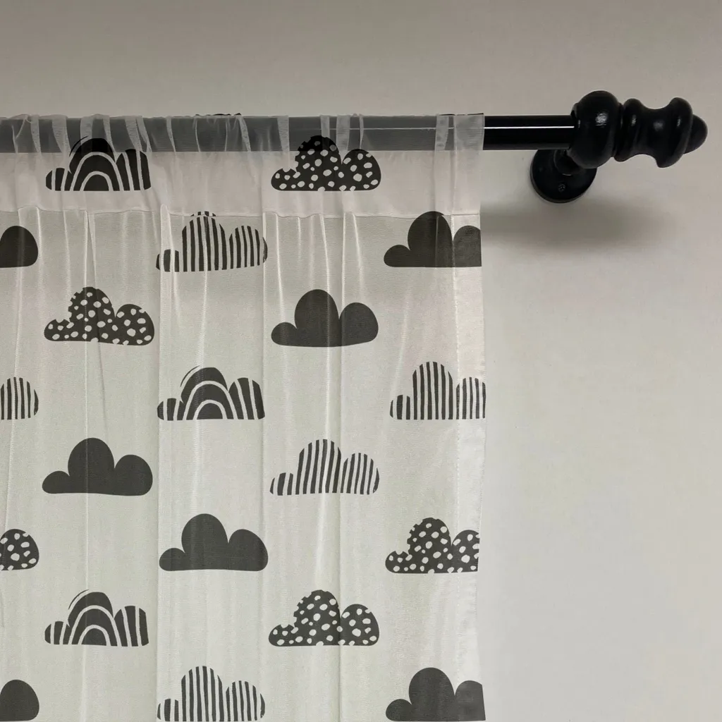 ABAKUHAUS Arazzo Wolken, Elementi ripetitivi astratti del cielo Toni morbidi Illustrazione semplicistica, Soggiorno Camera da letto Tessuto da parete in raso setoso, 240 cm x 274 cm, Grigio antracite Grigio Bianco - 2
