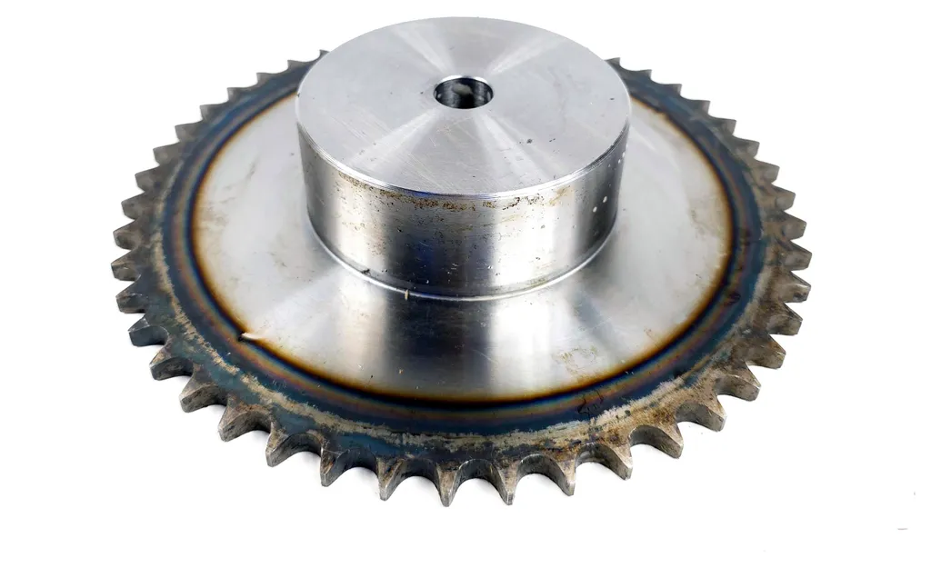Pignon 08B 47 dents trempées : fini l'usure de chaîne rapide pas 12,7 mm