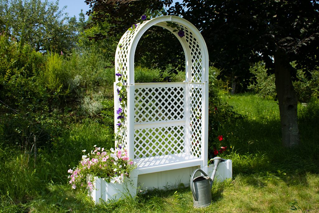 KHW Gartenbank "Amsterdam" mit 2 Pflanzkästen Rosenbogen und Spalier aus hochwertigem Kunststoff. UV-/wetterbeständig. 174x49xH207 cm. Farbe: Weiß.