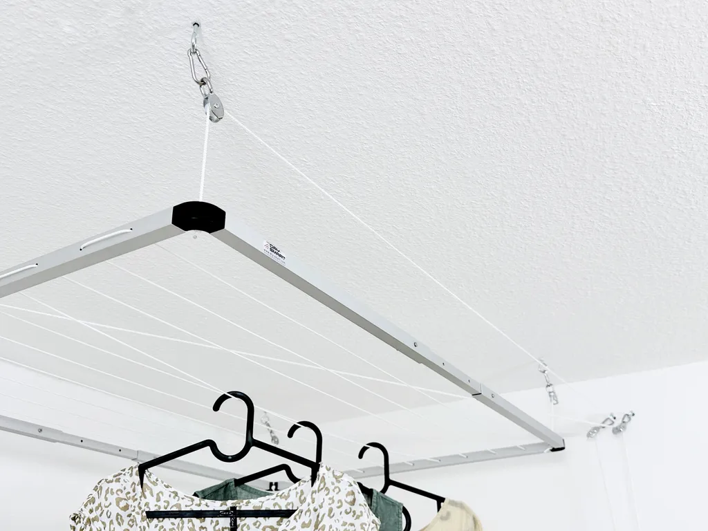 Gagnez de la place au sol avec ce séchoir de plafond extensible 160cm