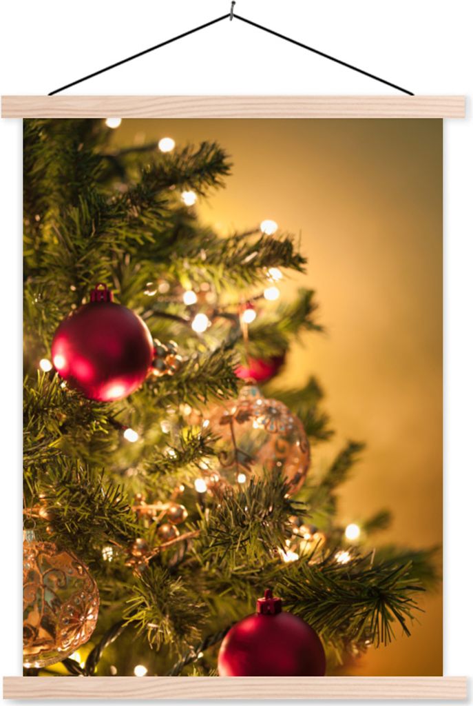 MuchoWow Textilposter Ein Weihnachtsbaum mit bunten Kugeln 60x80 cm mit holzfarbenen Rahmen - Wandbild