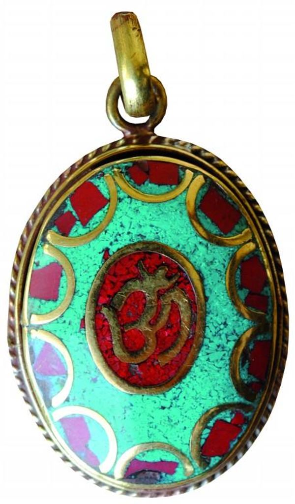 Anhänger "Om" grün/rot Messing oval 2x3cm