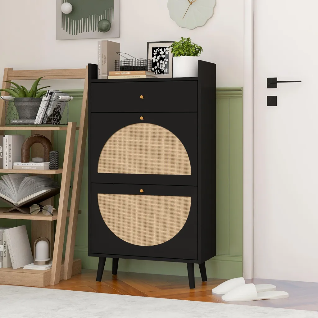 Aménager une petite entrée avec ce meuble à chaussures noir et rotin