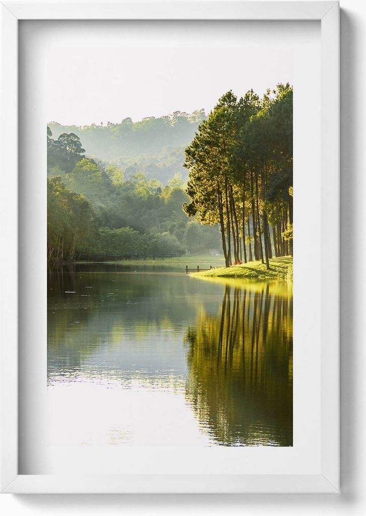 Grüne Flusslandschaft– Wandbild mit Rahmen – Gerahmtes Bild – Wanddekoration – 40x60 cm – Weiß