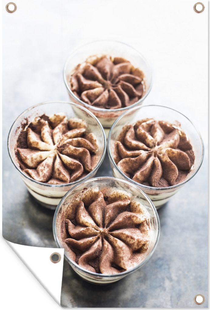 MuchoWow 60x90 cm Outdoor-Poster Gartendeko Sichtschutz Garten Poster für den Garten Vier kleine Tiramisu-Desserts in Glasbechern mit einer Form