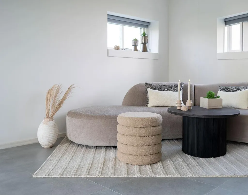 Pouf bouclette beige Marely : l'assise d'appoint chic pour petits salons