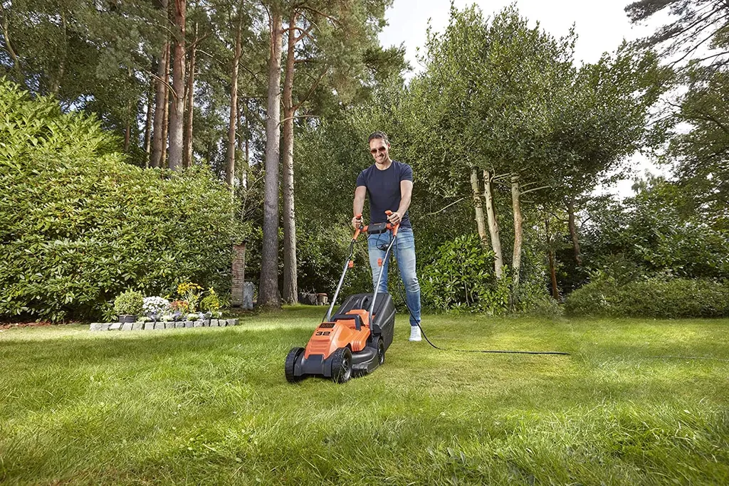 Black & Decker BEMW451BH-QS: Il Design Bike Handle per il tuo Prato