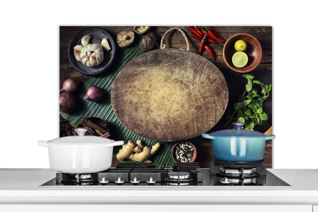 KitchenYeah Spritzschutz Küche - Küchenrückwand - Wandschutz für Herd und Spüle - Ein Bild eines Schneidebretts mit rohem Gemüse drum herum...